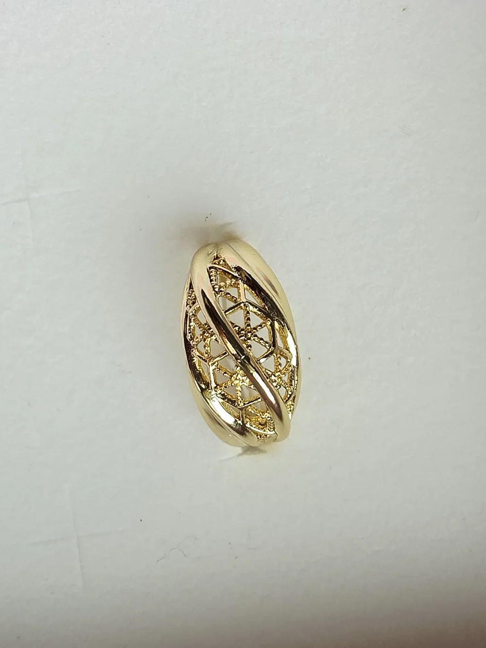 Anillo banda ancha filigrana hoja en tono dorado, Oro Laminado 14k,talla 8